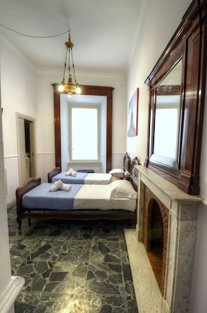 Chambre Deluxe Double ou avec lits jumeaux | Bureau, fer et planche à repasser, Wi-Fi gratuit