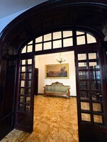 20-英寸纯平电视（配备数码频道）