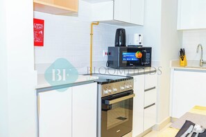 Réfrigérateur, micro-ondes, plaque de cuisson, cafetiÚre/bouilloire