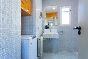 Bathroom - Comfortable apartment near Park Guell (Barcelona)