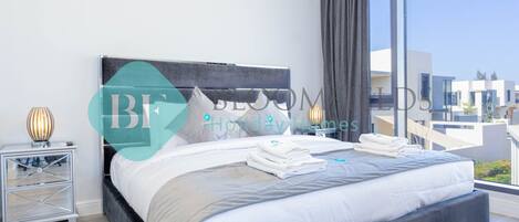 4 makuuhuonetta, tallelokero huoneessa, silitysrauta/-lauta