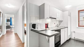 Superior Apartment | Private kitchen | Fridge, microwave, oven, stovetop