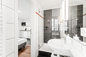 Estudio | Muebles diferentes, insonorización y tabla de planchar con plancha 