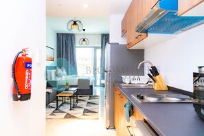 Geladeira, micro-ondas, fogão, cafeteira/chaleira