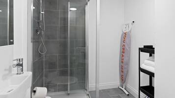 Dusche, HandtĂŒcher, Toilettenpapier