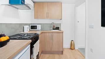 Mikrowelle, Wasserkocher, Kochgeschirr/Geschirr/Besteck