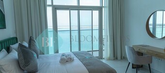 Bloomfields Modern 1BR in Thalassa Beach Front