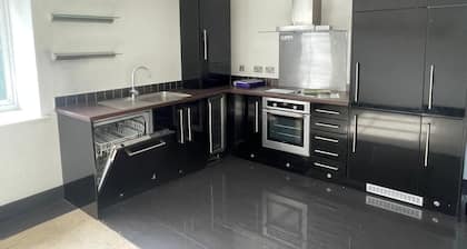 Stylish and spacious 2 bedroom flat 20 minutes from Gatwick airport