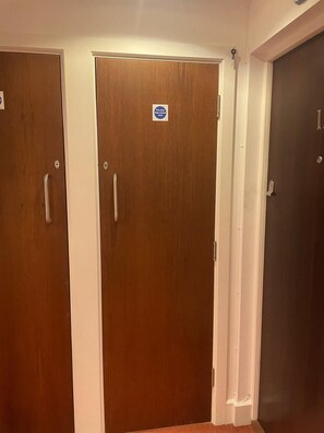 Interior - Stylish and spacious 2 bedroom flat 20 minutes from Gatwick airport (Banstead)