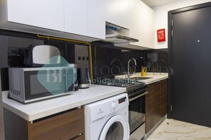 Fridge, microwave, oven, coffee/tea maker - 121-Bloomfields Olivz Cozy STU (Dubai)