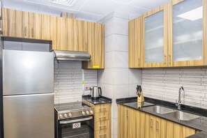 Geladeira, micro-ondas, fogão, cooktop