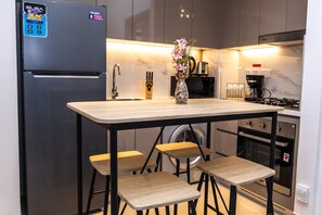 Kühlschrank, Mikrowelle, Ofen, Wasserkocher mit Kaffee-/Teezubehör