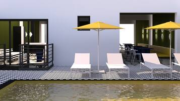 Una piscina al aire libre de temporada, sombrillas