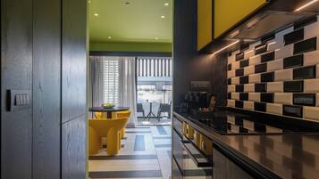 The Pal Suite | Privékeuken | Een koelkast, een kookplaat, een vaatwasser