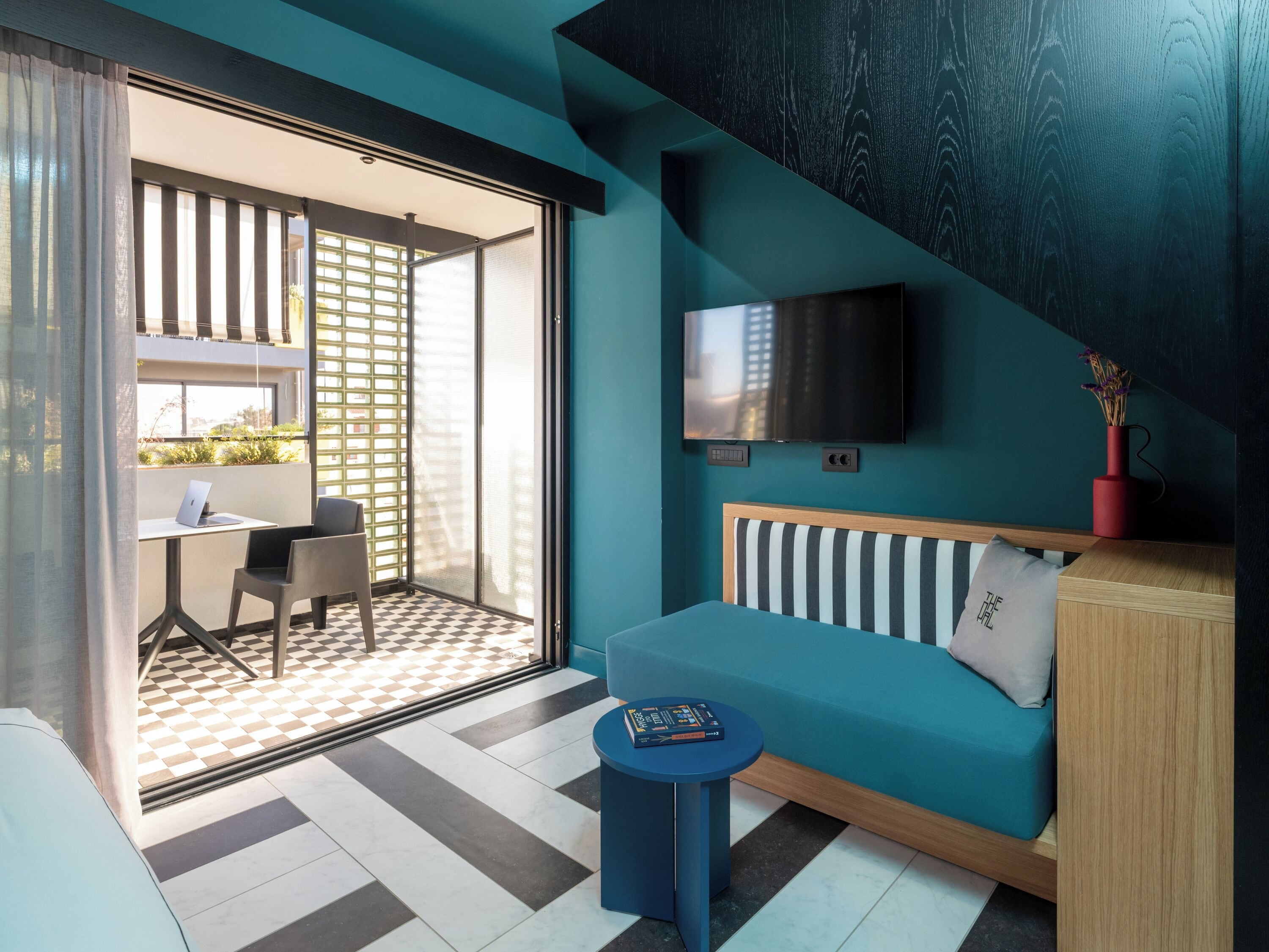 UpBeat Deluxe Escape | In-room safe, desk, laptop workspace, blackout drapes