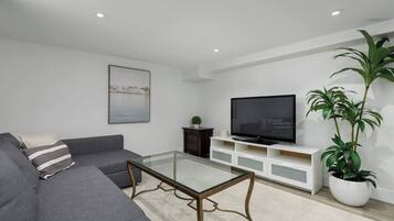 Una Smart TV, una oficina