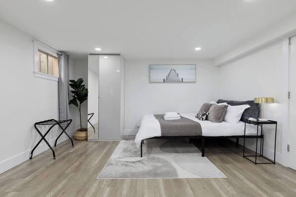 2 bedrooms, desk, iron/ironing board, free WiFi - Cozy Basement suite Near UBC, Kits, and DT (Vancouver)
