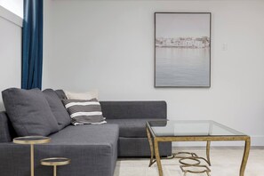 Smart TV, offices - Cozy Basement suite Near UBC, Kits, and DT (Vancouver)