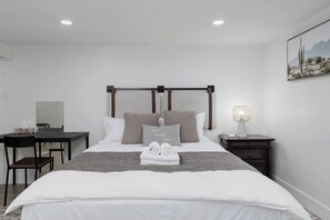 3 bedrooms, desk, iron/ironing board, free WiFi