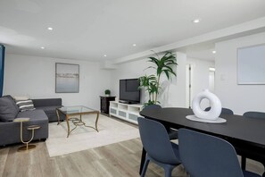 Smart TV, offices - Cozy Basement suite Near UBC, Kits, and DT (Vancouver)