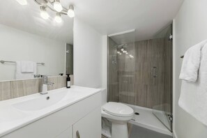 Kostenlose Toilettenartikel, Haartrockner, Handtücher