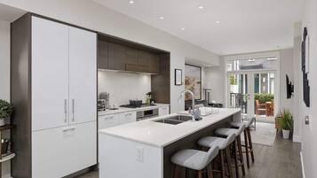 Réfrigérateur, micro-ondes, four, plaque de cuisson