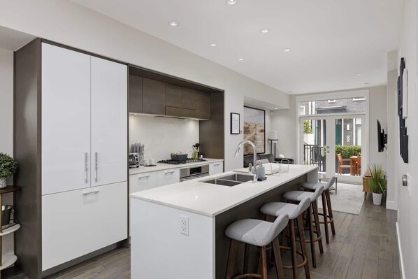 Kühlschrank, Mikrowelle, Ofen, Herdplatte