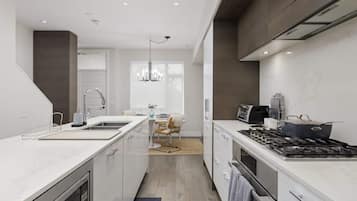 冷蔵庫、電子レンジ、オーブン、コンロ