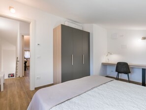 3 quartos, ferros/tábuas de passar roupa, berço de viagem