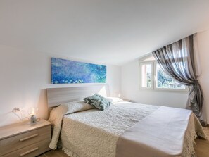 3 habitaciones, tabla de planchar con plancha y cuna de viaje 