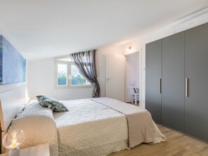 3 bedrooms, travel cot, free WiFi, bed sheets