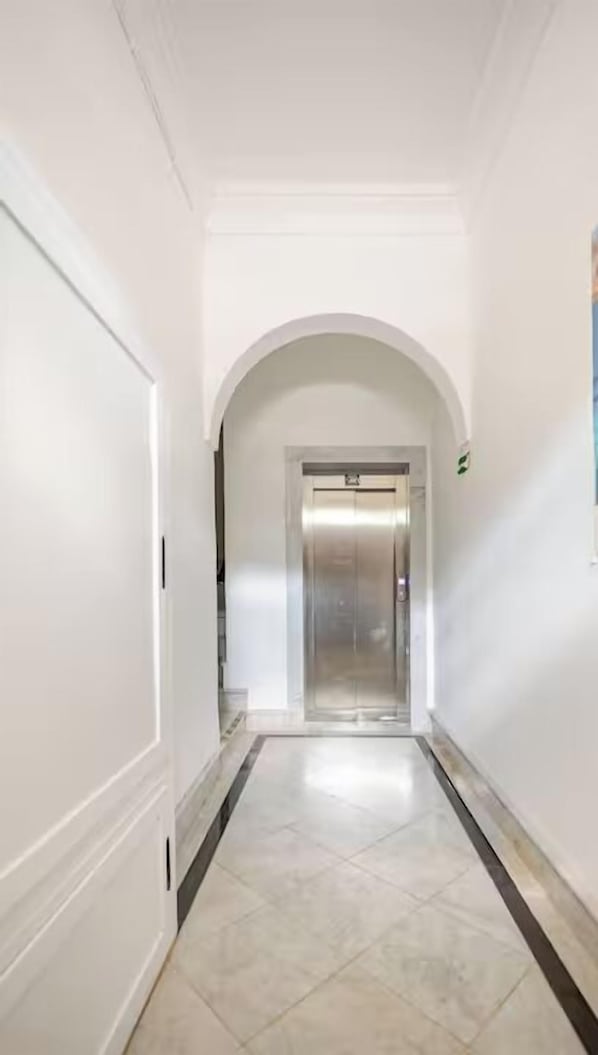 Lift - Arzella Apartments (Munxar)