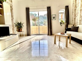 家庭公寓, 阳台, 山谷景观 | 起居区 | 电视