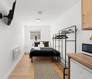 1 habitación, tabla de planchar con plancha, wifi gratis y ropa de cama