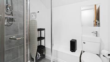 Dusche, Haartrockner, HandtĂŒcher, Toilettenpapier