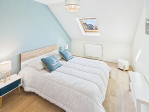 4 bedrooms, iron/ironing board, free WiFi