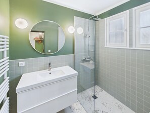 Shower, hair dryer - House for 8 - Pool - 800m from the beach (Penmarch)