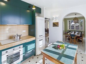 Fridge, oven, dishwasher, coffee/tea maker