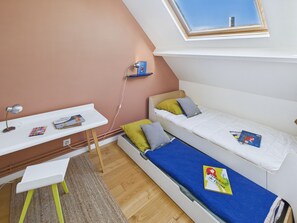4 bedrooms, iron/ironing board, free WiFi