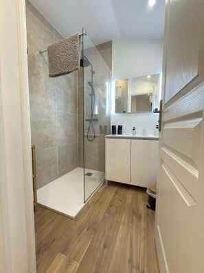 Dusj, hårføner og håndklær