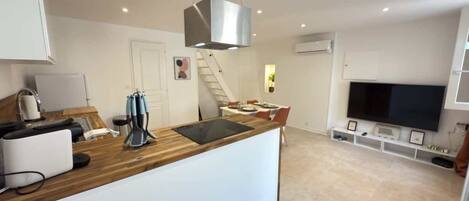 Réfrigérateur, micro-ondes, four, plaque de cuisson