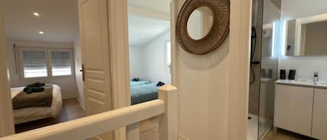 2 quartos, ferros/tábuas de passar roupa, Wi-Fi, roupa de cama