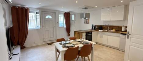 雪櫃、微波爐、焗爐、爐具