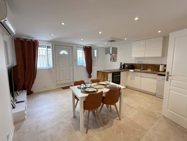 冷蔵庫、電子レンジ、オーブン、コンロ