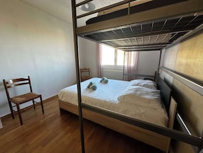 2 bedrooms, iron/ironing board, Internet, bed sheets