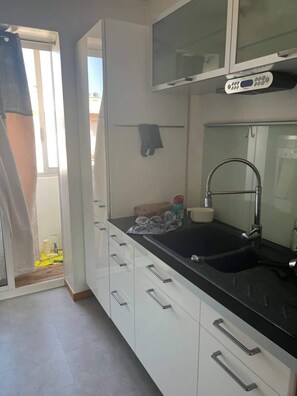 Frigorifero, microonde, forno, piano cottura