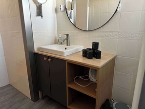 Bruser, hårtørrer, håndklæder