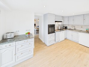 Jääkaappi, uuni, astianpesukone, kahvin-/teenkeitin