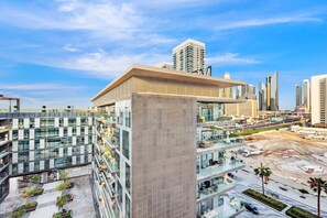 Exterior - Big Home for 10 People: 4 King Bedrooms and a Pool Table (City Walk)