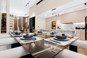 Dining - Big Home for 10 People: 4 King Bedrooms and a Pool Table (City Walk)